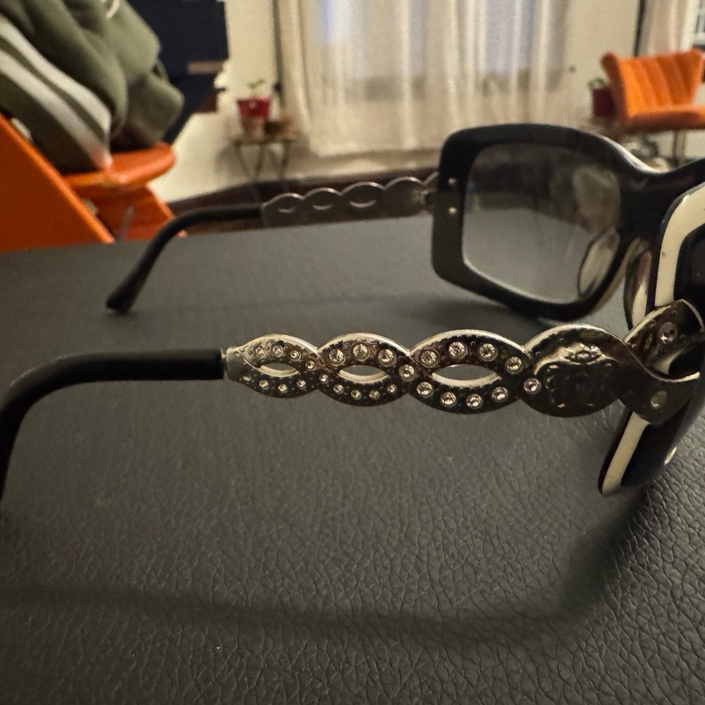 Versace 4070b Black and White Glasses with Sophisticated Wrap-Around Design - Picture 3 of 7